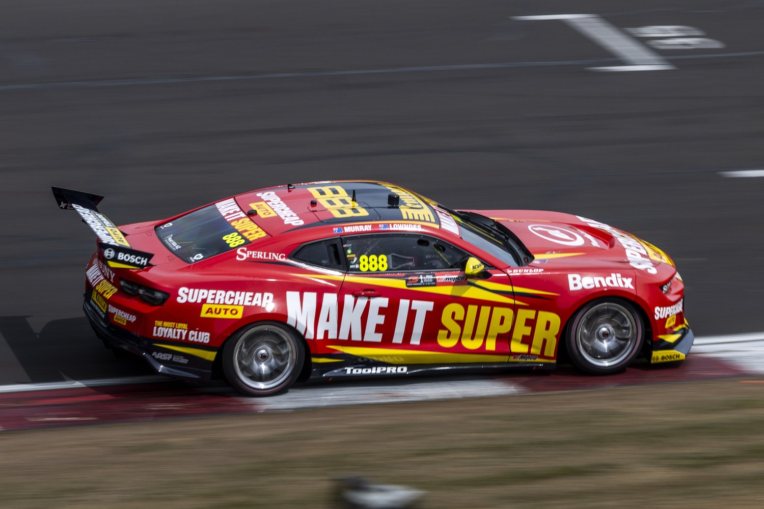 MURRAY SHINES BRIGHT AT BATHURST